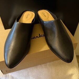 NEW IN BOX!! Ladies Clarks Sense Beau Black Leather Mule 7M